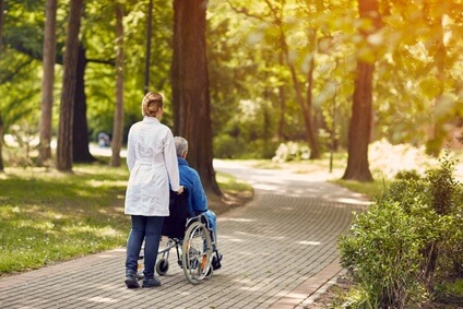 infirmière avec patient